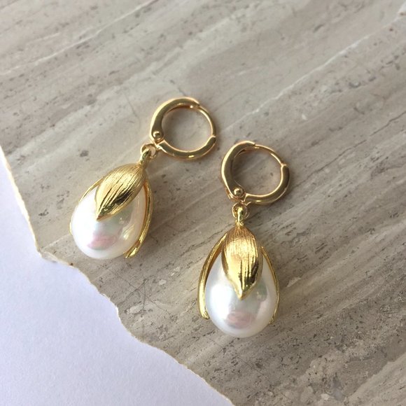 Pearl Tulip drop / Gold huggie lever back Earrings - Picture 2 of 7